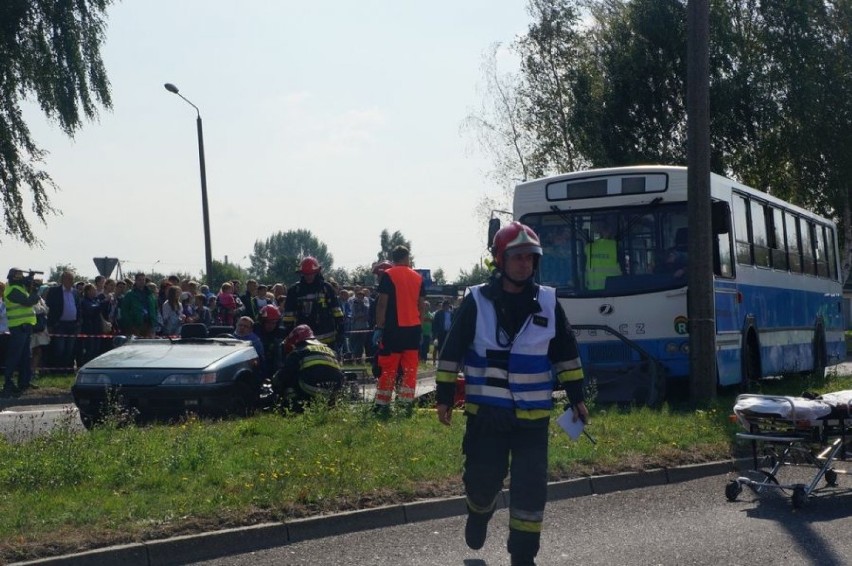 Wypadek w Żorach: zderzenie z autokarem szkolnym