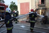 Pięć zastępów straży w akcji gaszenia pożaru przy ulicy Słupskiej w Lęborku