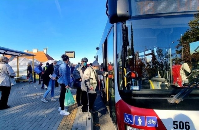 Od 27 stycznia w pojazdach MZK Opole będą obowiązywać strefy buforowe. Oznacza to, że wydzielona zostanie przestrzeń, odgradzająca kierowców od reszty pojazdu. Nie będzie również możliwości korzystania z pierwszych drzwi autobusów.