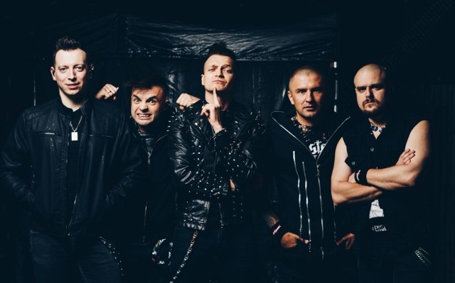 Zespół Nocny Kochanek gra muzycznie klasyczny heavy metal inspirowany gigantami gatunku, z prześmiewczymi tekstami.