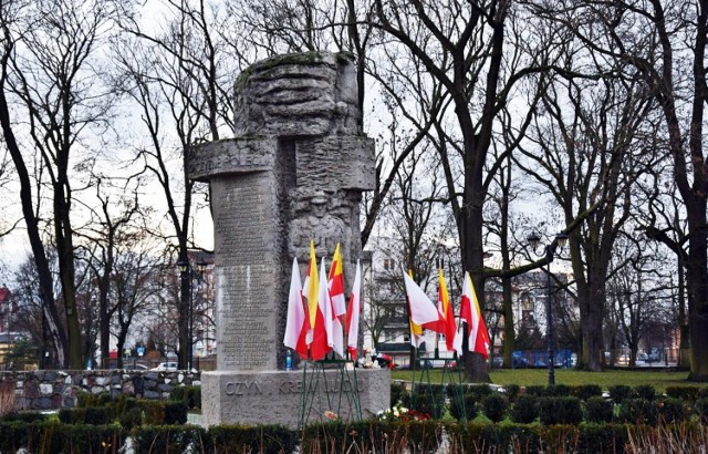 Miasto Inowrocław zadba o flagi i znicze. W godzinach od 11.30 do 12.30 Garnizon Inowrocław wystawi posterunek honorowy