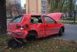 Wypadek na Dąbrowskiego. Uderzył golfem w latarnię i drzewo  [ZDJĘCIA]