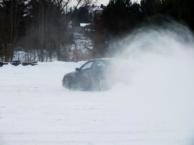 Jazdy w trudnych warunkach zimowych, po śniegu i śliskiej nawierzchni na starachowickim placu