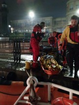 Nocna akcja ratowników z SAR! Podejrzenie zawału serca na jednostce Dolphin na kotwicowisku nr 1 w Gdańsku