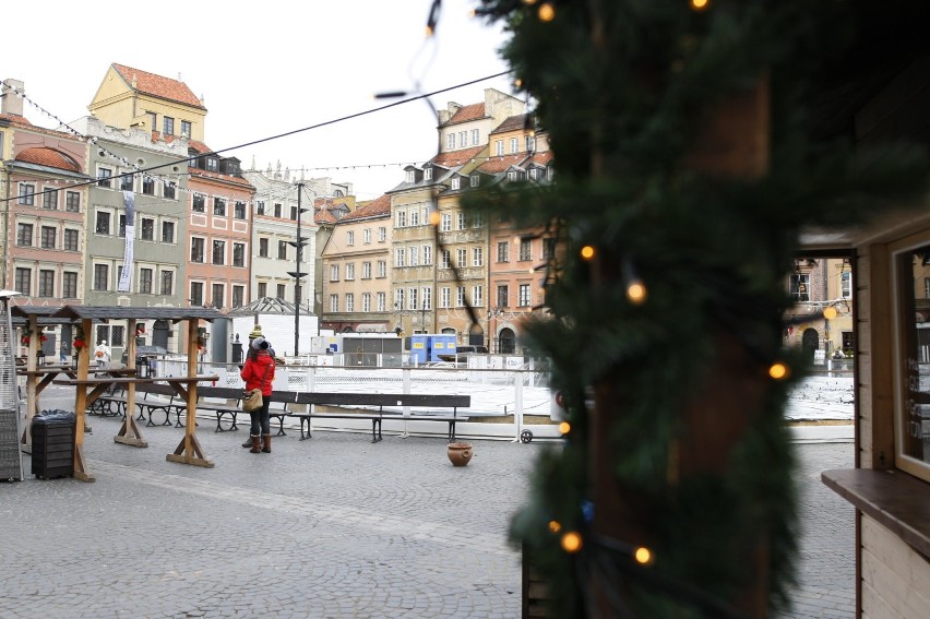 Jarmark bożonarodzeniowy 2018 w Warszawie. Budki przy Barbakanie i lodowisko już stoją [ZDJĘCIA]
