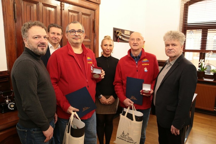 Medale od burmistrza dla lęborskich przewodników. Za pasję w przekazywaniu wiedzy o mieście
