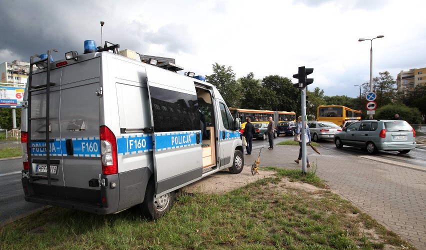 Wypadek na Tatrzańskiej w Łodzi. Autobus potrącił kobietę [ZDJĘCIA]