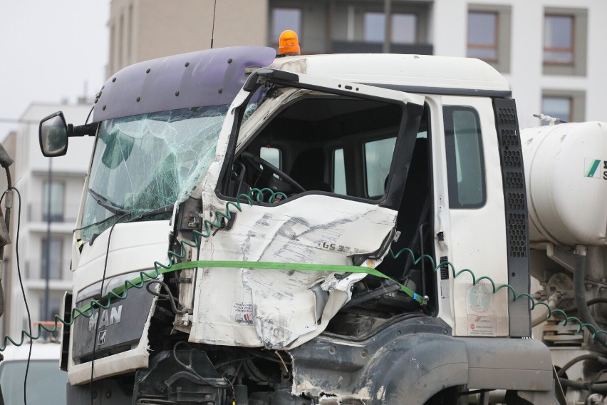 Warszawa. Autobus miejski zderzył się z betoniarką. Jedna osoba trafiła do szpitala