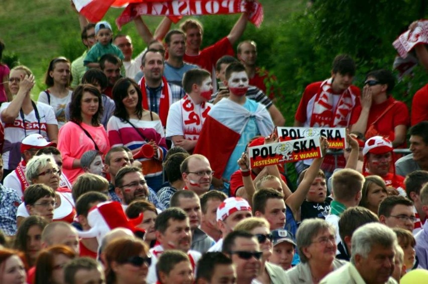 Piła. Mecz otwarcia EURO 2012 na Wyspie. Cała Wyspa biało-czerwona! [ZDJĘCIA i WIDEO]