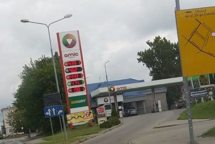 Stacja benzynowa przy dworcu kolejowym w Radomiu.
