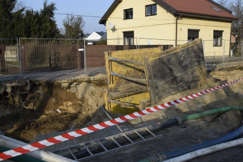 Trwa przebudowa ulicy 1 Maja w Skierniewicach. Poza wymianą...