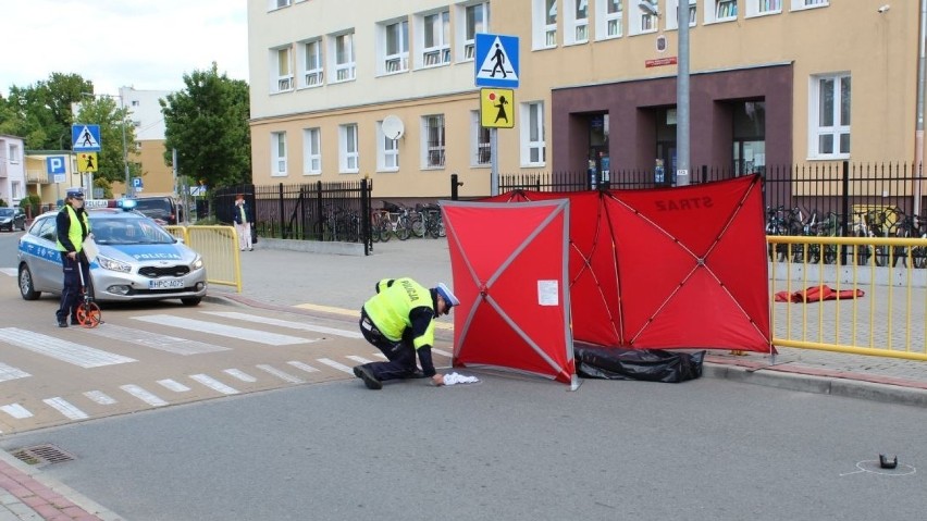 Kobieta z dzieckiem potrącona na przejściu dla pieszych. Zginęła. Kierowca był pijany. Symulowany wypadek przy szkole w Inowrocławiu