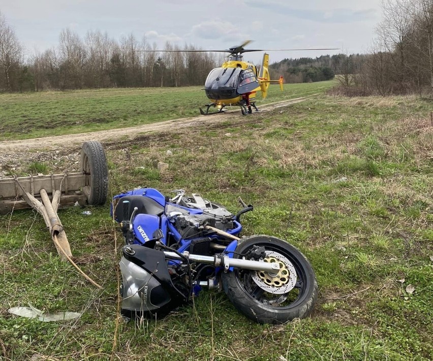 Wypadek motocyklisty i ciągnika rolniczego na drodze...