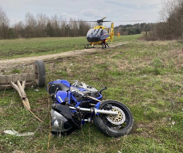 Wypadek motocyklisty i ciągnika rolniczego na drodze Skronina - Sędów w gminie Białaczów. Dwie osoby ranne
