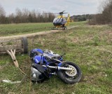 Wypadek motocyklisty i ciągnika rolniczego na drodze Skronina - Sędów w gminie Białaczów. Dwie osoby ranne. ZDJĘCIA