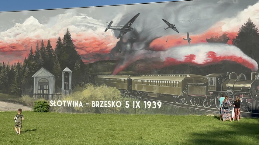 Piknik wojskowy w Brzesku-Słotwinie nieopodal muralu patriotycznego. Mamy zdjęcia i film