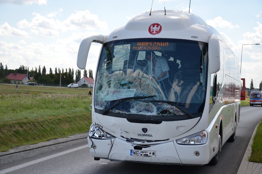 Wypadek na AOW. Autobus zderzył się z innymi autami. Są ranni [ZDJĘCIA]