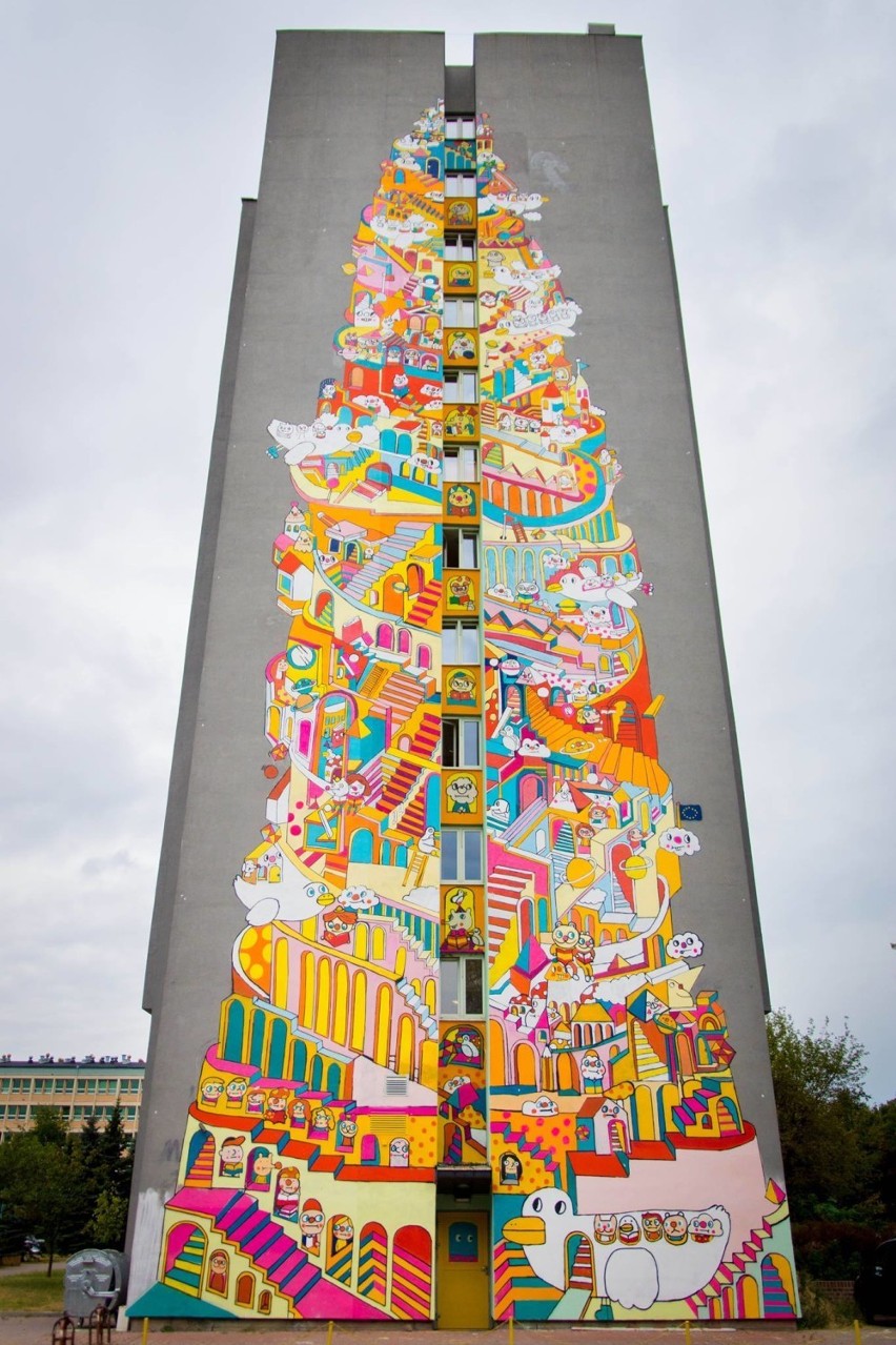 Mural Messy Desk na ścianie "Wieży Babel" przy ulicy Matejki.