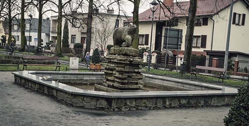 Archiwalne zdjęcie prezentujące fontannę