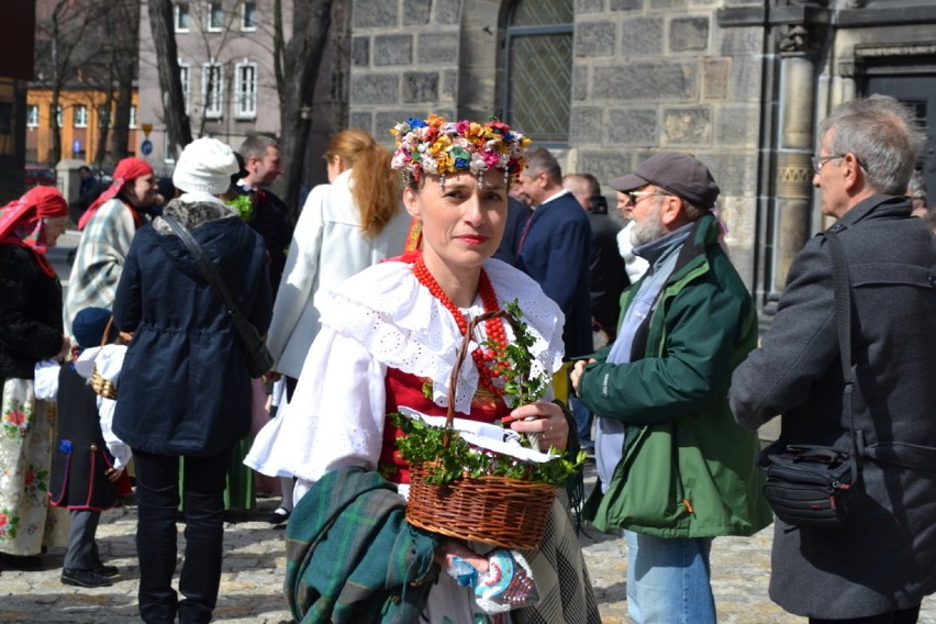 Wielkanoc 2015 w Bytomiu: święcenie pokarmów w strojach...
