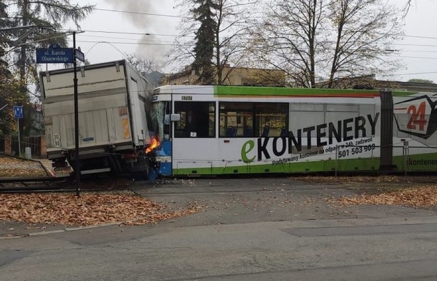 Wrocław. Tramwaj zderzył się z autem. Oba pojazdy stanęły w ogniu (ZOBACZ ZDJĘCIA)