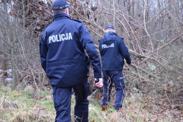 Policjanci systematycznie sprawdzają miejsca, gdzie przebywają bezdomni