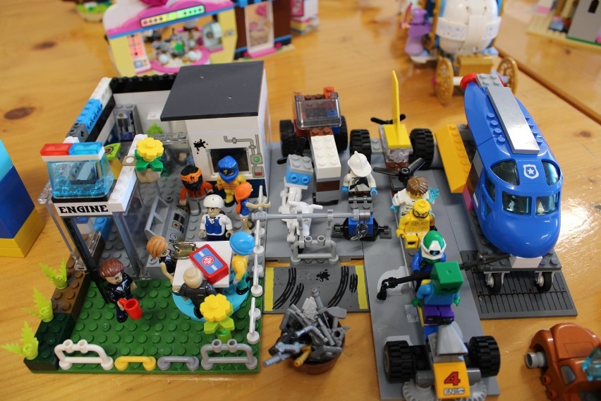 Wystawa klocków Lego w domu kultury w Ożarowie