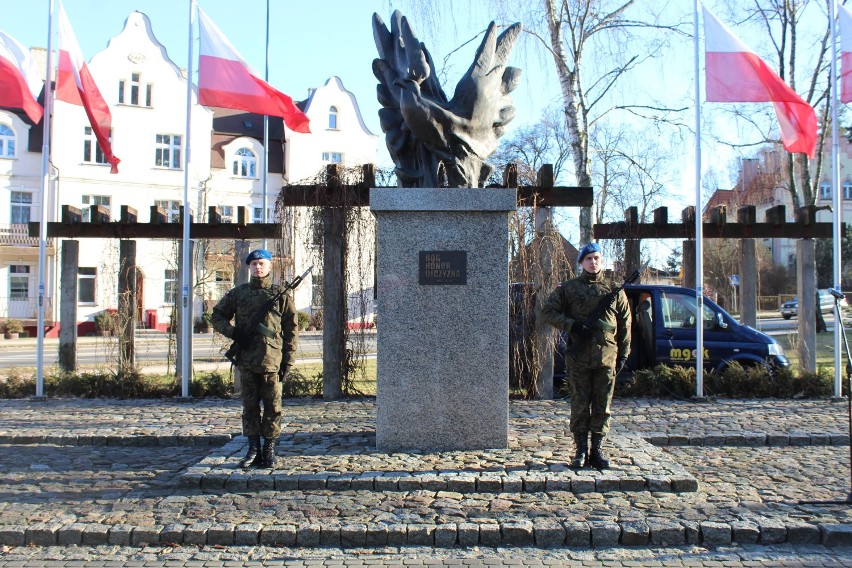 Pomnik Narodu Polskiego w miasteckim parku miejskim.