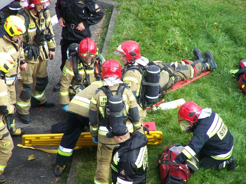 Strażacy z Piotrkowa ćwiczyli gaszenie pożaru w wieżowcu...