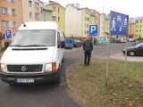 Konflikt o miejsce parkingowe. Spółdzielnia mieszkaniowa zabroniła stawiać busa przed blokiem