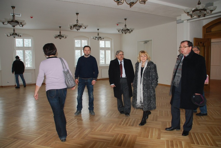 Pałac w Nakle Śląskim prawie gotowy, dyrektor Stanisław Zając udziela pierwszego wywiadu