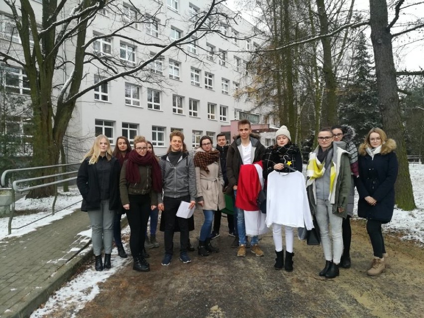 Uczniowie ZSP w Sycowie śpiewali kolędy pacjentom naszego szpitala