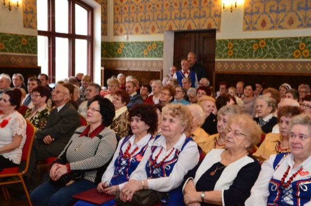 Pełna sala w "Starej Remizie" we Włocławku. Seniorzy także zbierali dla niemowlaków. Do kwesty zachęcali występami.


Teresa i Jerzy Woźniakowie z Włocławka pomagają wolontariuszom WOŚP

