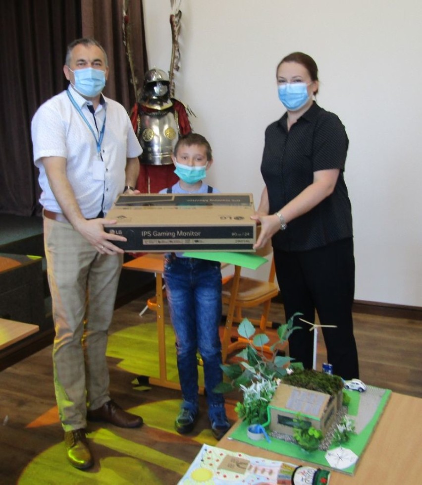 Uczniowie z Gniewa zaprojektowali ekologiczne domy w konkursie plastycznym! 