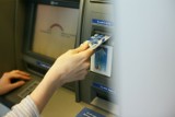 Wypłacanie pieniędzy z bankomatu - takie wypłacanie to błąd. W ten sposób można stracić pieniądze [11.05.2024]