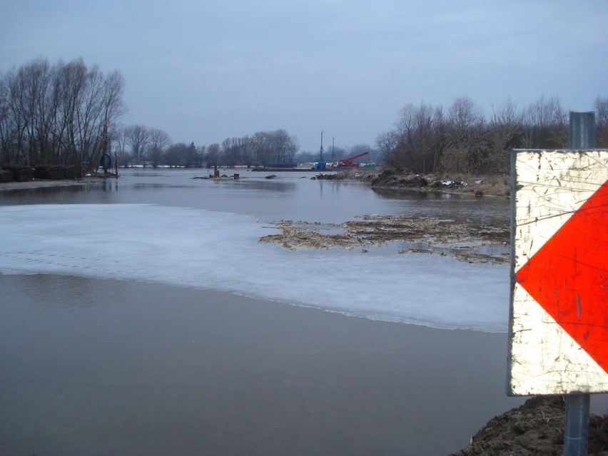 Kamień: Wysoka woda w Wiśle utrudnia budowę mostu. ZDJĘCIA