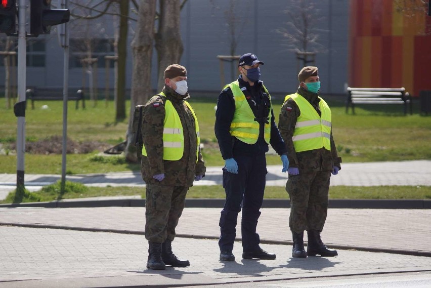 Policja w Kaliszu wspólnie z wojskiem patroluje ulice miasta