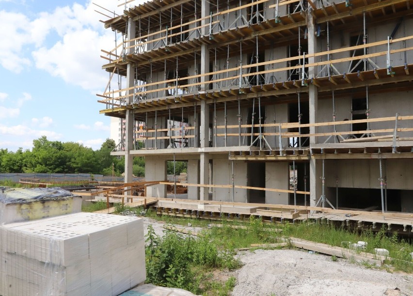 Budowa miniosiedla przy ulicy Dzierzkowskiej w Radomiu. Powstaną dwa bloki, będzie aż 360 mieszkań. Zobaczcie zdjęcia z budowy