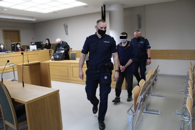 Grzegorz K wychodzi z krakowskiego sądu z wyrokiem 9  lat więzienia