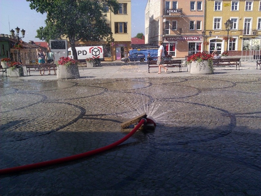 Chełm: Na placu Łuczkowskiego pojawiła się kurtyna wodna ale już znika