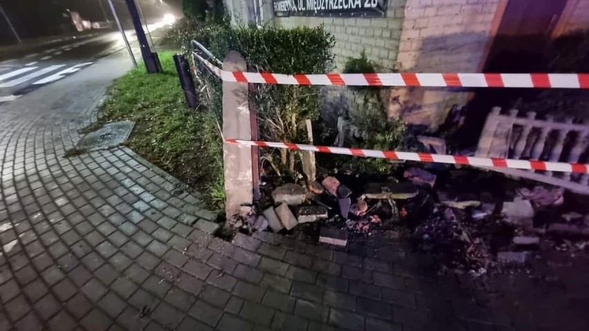 Opel uderzył w betonowe ogrodzenie. Do wypadku doszło z winy...