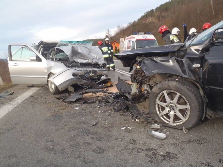 Wypadek w  Jazowsku. Jeden z kierowców nie żyje [ZDJĘCIA]