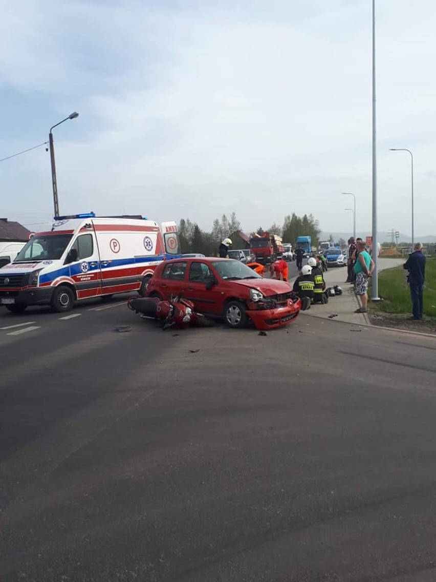 Wypadek z motocyklistą na drodze Oświęcim - Kęty. Droga zablokowana