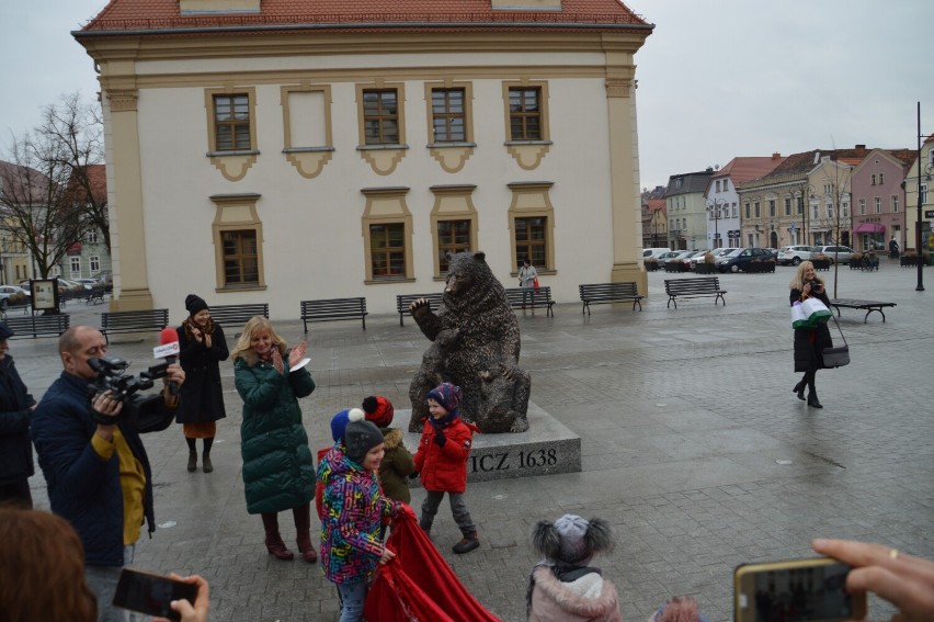 Pomnik niedźwiedzia na rynku w Rawiczu
