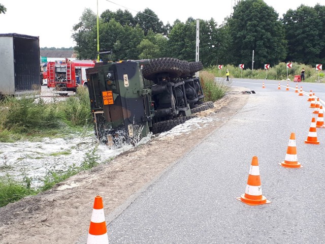 Do wypadku wojskowej cysterny z paliwem doszło w Lisim Ogonie. Krajowa "dziesiątka" jest zablokowana.