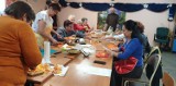 Seniorzy w gminie Koziegłowy i w Myszkowie mają wiele zajęć, m.in. na pływalni i w kuchni ZDJĘCIA