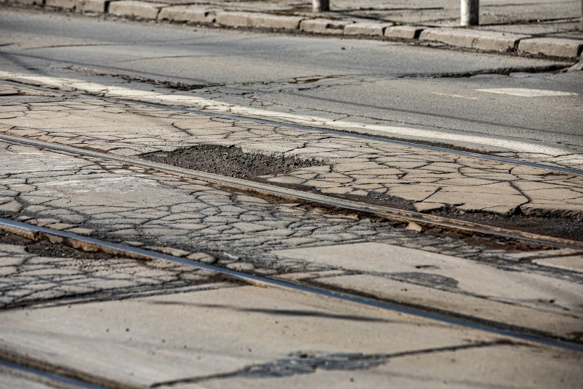 Kraków. Katastrofalny stan ulicy Kościuszki. Kiedy w końcu będzie remont? [ZDJĘCIA]