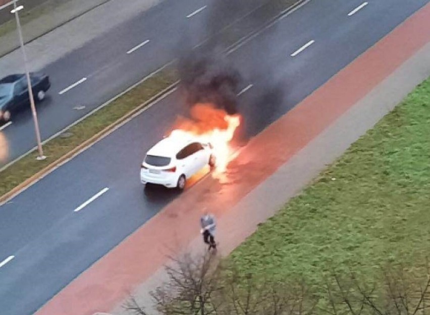 Auto stanęło w płomieniach przy ul. Wojska Polskiego