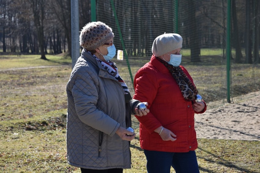 Nowy Tomyśl. Seniorzy zagrali w boule w Parku Feliksa. Ruszył nowy projekt Ośrodka Sportu i Rekreacji aktywizujący seniorów