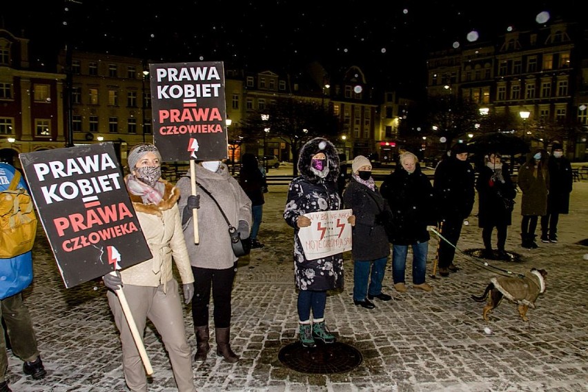 Wałbrzych: Strajk kobiet. Nie było tłumu (ZDJĘCIA)
